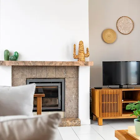 With Large Roof Terrace & Great Views *