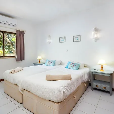 With Large Roof Terrace & Great Views Carvoeiro (Lagoa)