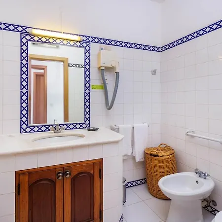 With Large Roof Terrace & Great Views Carvoeiro (Lagoa)